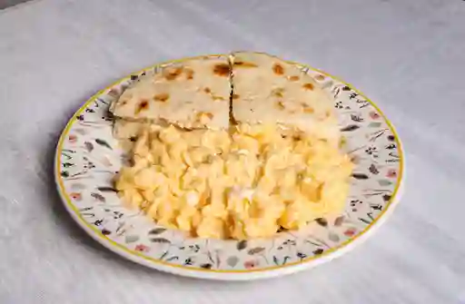 Huevos Revueltos con Arepa