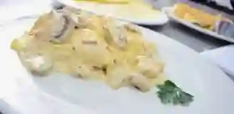 Crepes de Pollo Stroganoff y Tocineta