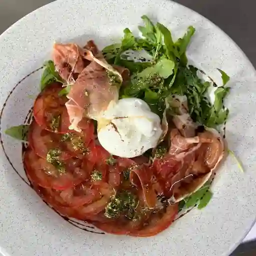 Burrata al pesto y serrano