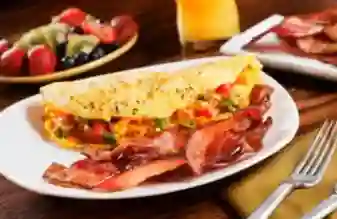Huevos con Pancakes + Jugo Natural 10oz