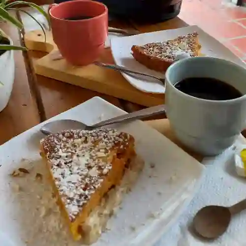 Torta de Zanahoria y Café Americano