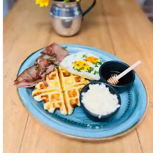 Wafle de buñuelo con huevos y tocineta