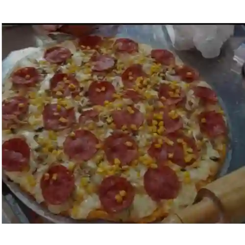 Pizza Pollo, Champiñones, Maíz y Salami