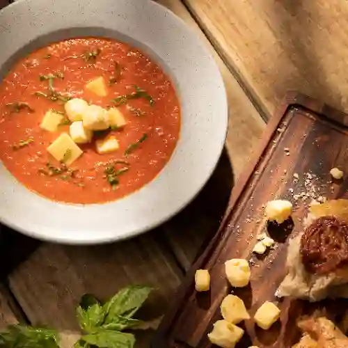 Sopa de Tomate Ahumado y Mozarella