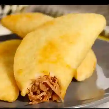 Empanada con Carne Desmechada