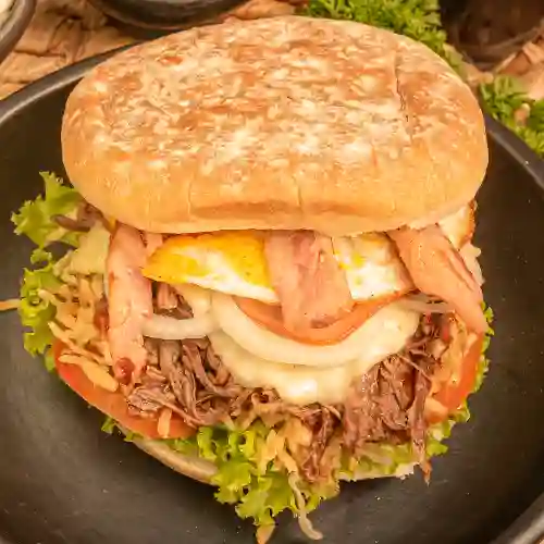 Hamburguesa de Carne Mechada "Pelua"