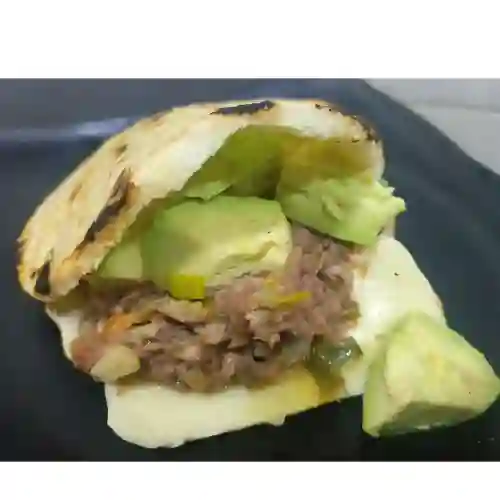 Arepa con Carne Queso y Aguacate