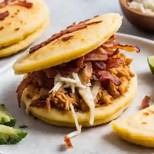 Arepa de Pollo con Tocineta