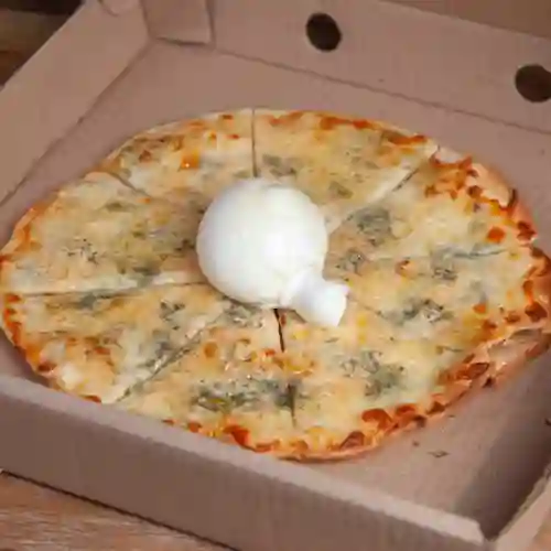 Pizza tres formaggi a la burrata