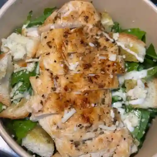 Ensalada César con Pollo y Bebida