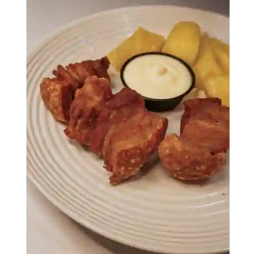 Chicharrones con Yuca