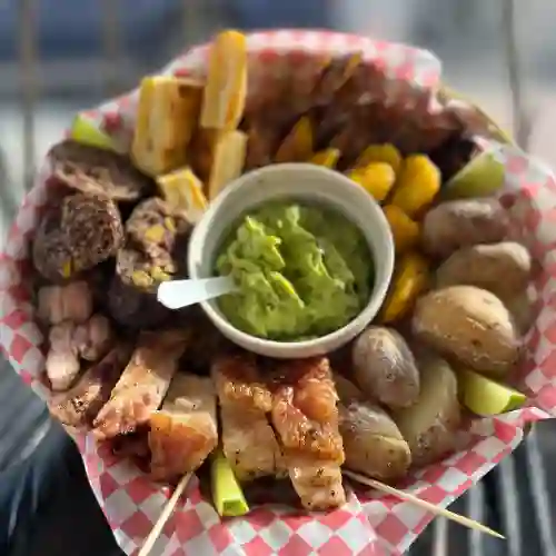 Picada Enchicharronada de Kilo + Coca Cola 1.5L