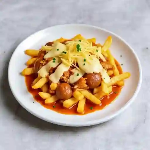 Salchipapa pequeña con pollo desmechado