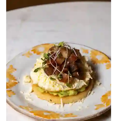 Arepa de la Casa con Chicharrón