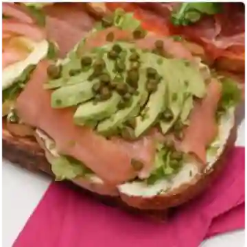 Sándwich Abierto Salmón Ahumado Aguacate