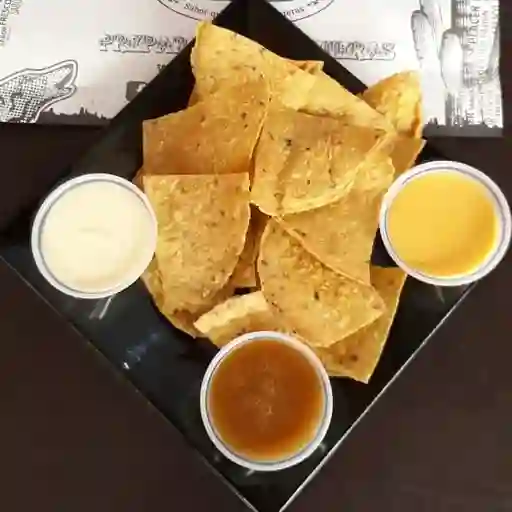 Nacho chips con salsas