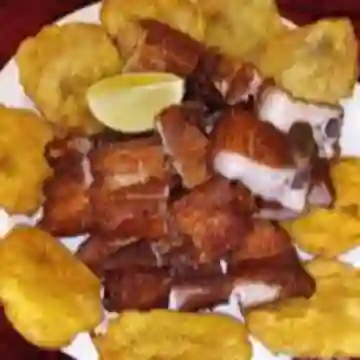 Patacón Agridulce con Chicharrón