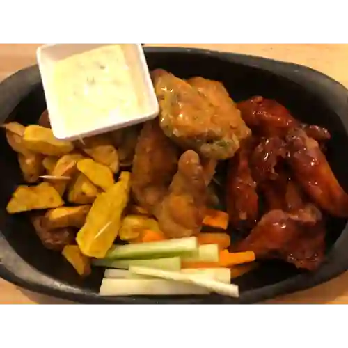 18 Alitas con Papas y Vegetales