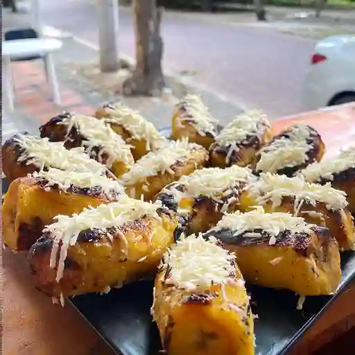Madurito con queso asado al carbón