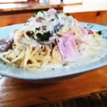 Pasta alfredo y bebida