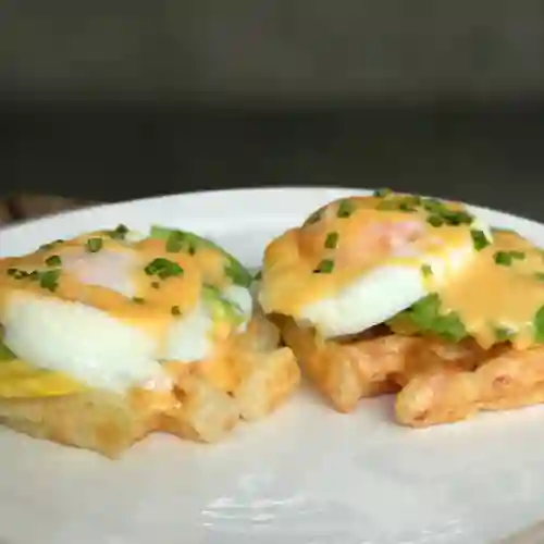 Huevos Pochados en Waffle de Yuca