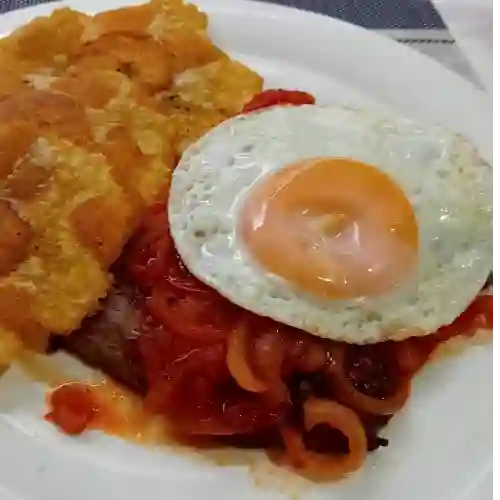 Bistec a Caballo con Patacones O Cayeye