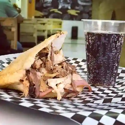 Arepa de Carne y Pollo