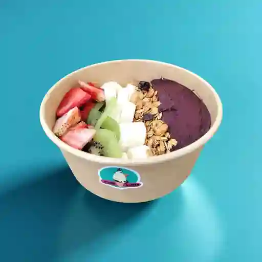 Bowl de acai, granola y fruta .