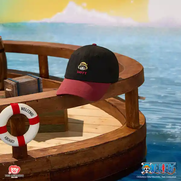 Gorra de Béisbol Bordada Luffy One Piece Negro y Rojo Miniso