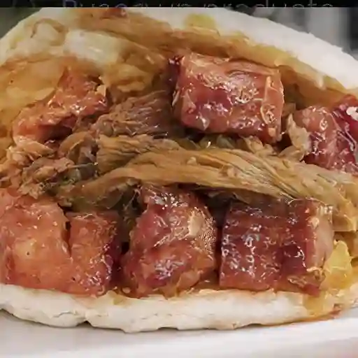 Arepa de Ropa Vieja y Costilla