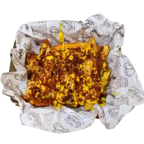 Salchipapa Bacon y Cheddar