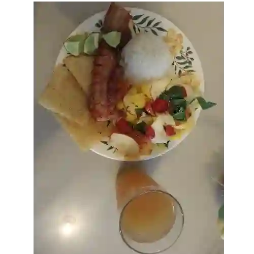 Almuerzo Completo con Chicharrón
