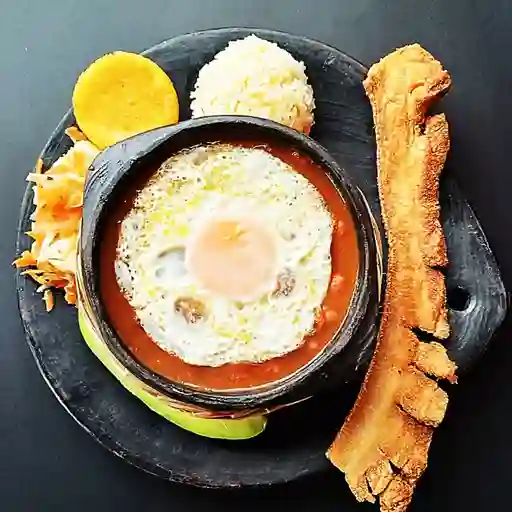 Cazuela montañera con chicharron