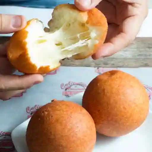 Buñuelos Rellenos de Mozzarella