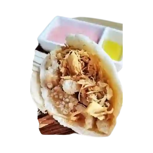 Arepa de Pollo y Chicharrón
