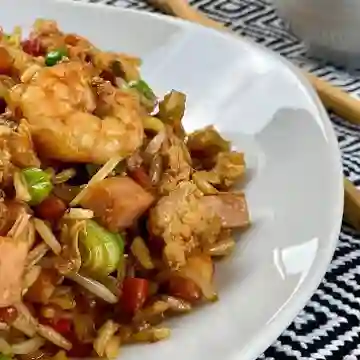 Espagueti con Pollo y Camarón