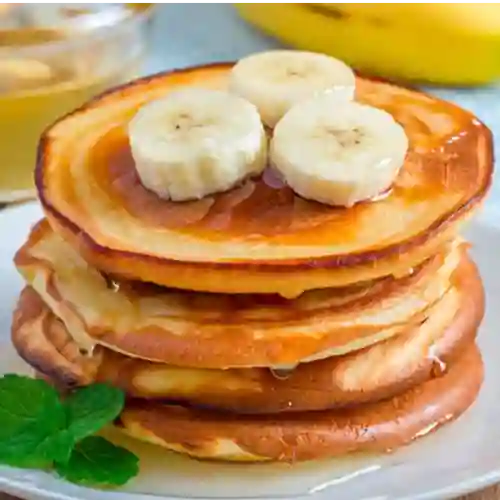 Pancakes con Banano y Bebida.