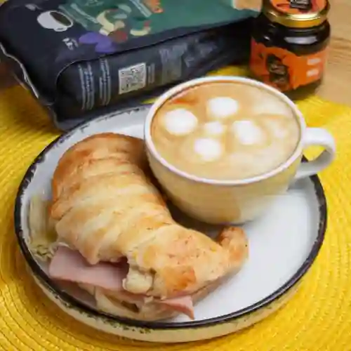 Latte + Croissant de Jamon y Queso