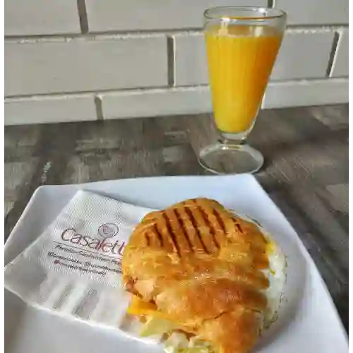 Croissant con Huevo, Queso y Tocineta