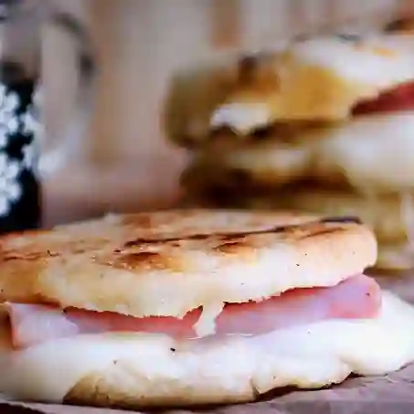 Arepa con Jamón y Queso