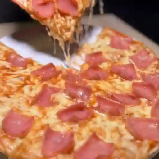 Pizza jamón y queso medium