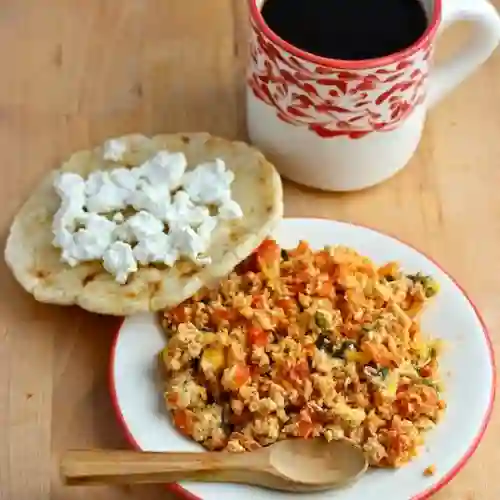 Arepa con Huevos con Tomate y Cebolla
