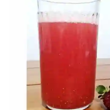 Jugo Natural en Agua de Fresa