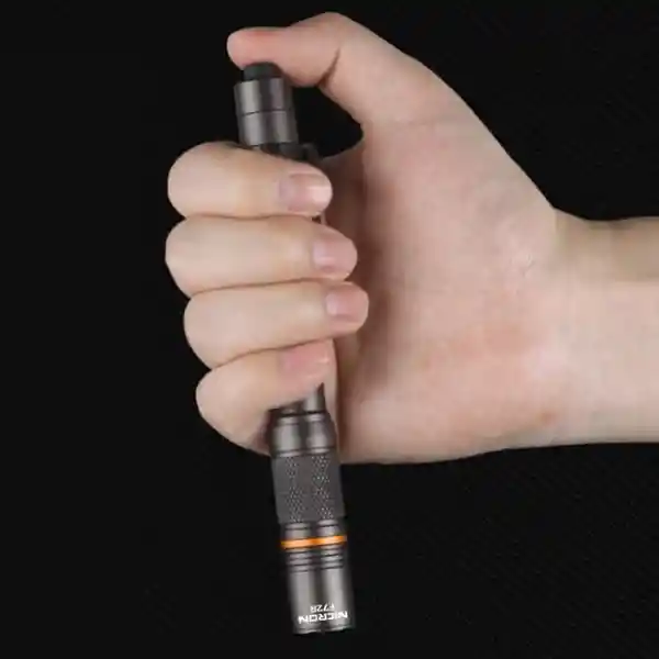 Nicron Linterna Con Zoom Negra F72R