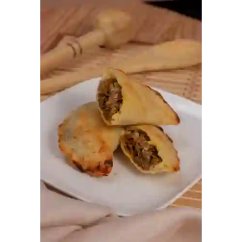 Emparepa de Carne con Hogao