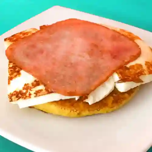 Arepa con Jamon y Queso Cuajada