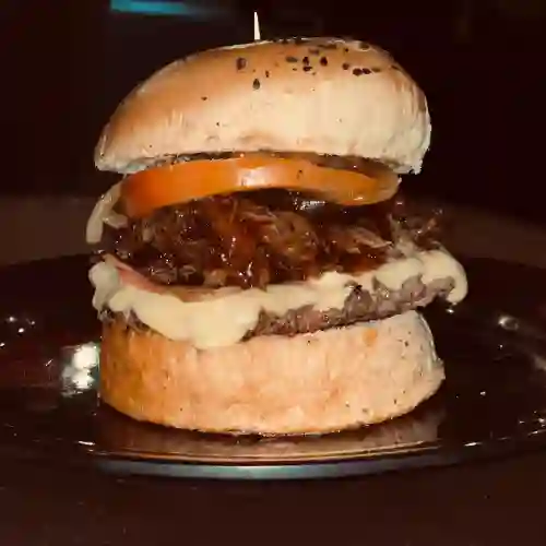 Hamburguesa de Res Clásica con Papas