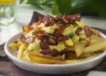 Papas a La Francesa Con Tocineta Y Queso