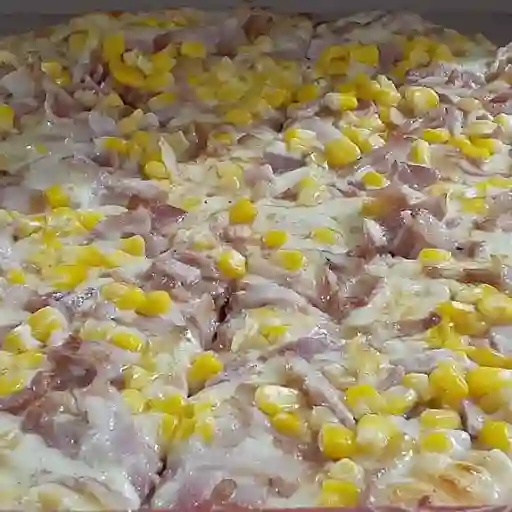 Pizza de Tocineta y Maíz Mediana