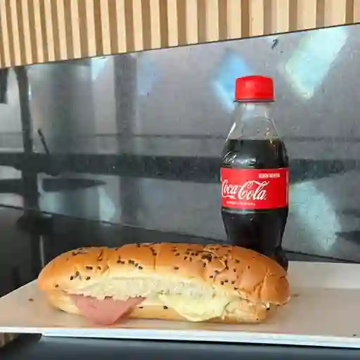Sándwich sencillo y bebida fria